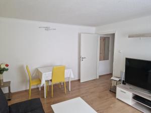 TV a/nebo společenská místnost v ubytování Ferienwohnung am Waldrand