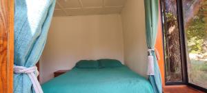a bed in a room with a window at Casa Rústica Parque Villarrica in Villarrica