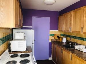 Una cocina o cocineta en Earth Tone Suites
