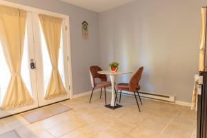Predel za sedenje v nastanitvi Charming 3BR Home With a Deck and Yard