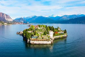 un'isola in mezzo a un corpo d'acqua di Omegna Lakeside a Omegna