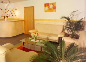 ein Wohnzimmer mit Sofa und Tisch in der Unterkunft Activ Wellness - Appartement Schermerhof in Westendorf