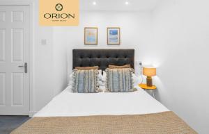 Habitación blanca con cama con almohadas en Creel Cottage No 4, Beach Front, Arbroath, en Arbroath