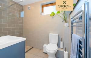 un baño con inodoro y lavabo en Creel Cottage No 4, Beach Front, Arbroath, en Arbroath 41 fotos más