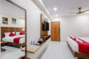 Postel nebo postele na pokoji v ubytování Hotel Advith Suites