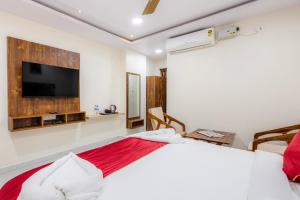 Postel nebo postele na pokoji v ubytování Hotel Advith Suites
