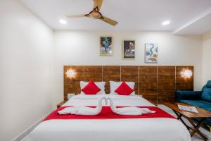 Postel nebo postele na pokoji v ubytování Hotel Advith Suites