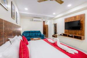 TV a/nebo společenská místnost v ubytování Hotel Advith Suites