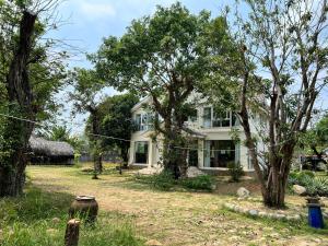 Κήπος έξω από το Lotus Riverside Retreat - cách Vinwonder 1km