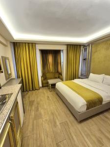 Postel nebo postele na pokoji v ubytování Taksim La Marino Hotel