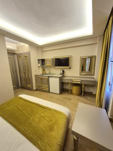 TV a/nebo společenská místnost v ubytování Taksim La Marino Hotel