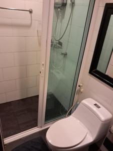 een badkamer met een toilet en een douche bij Minty house in Hua Hin +13 foto's