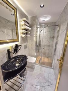 Koupelna v ubytování Taksim La Marino Hotel + 37 fotografií