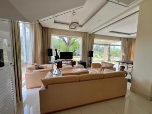 Μια τηλεόραση ή/και κέντρο ψυχαγωγίας στο Lotus Riverside Retreat - cách Vinwonder 1km +20 φωτογραφίες