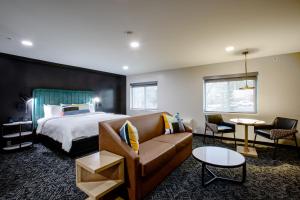 フラッグスタッフにあるvoco Flagstaff by IHGのベッドとソファのあるホテルの部屋 +37枚の写真