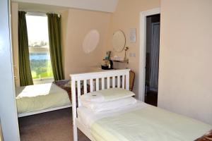 sypialnia z 2 łóżkami piętrowymi i lustrem w obiekcie The Avenue Bed and Breakfast w mieście Newcastle upon Tyne