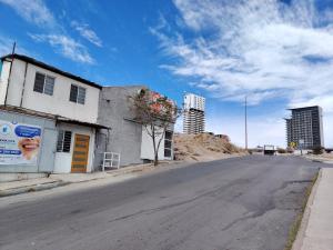 an empty street in a city with tall buildings at Departamento en zona Distrito 1 in Chihuahua
