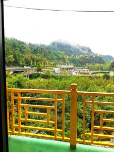 张家界Park One B&B Zhangjiajie Forest Park Scenic Area Shop的山景木制阳台 更多37张照片