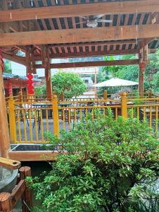 Park One B&B Zhangjiajie Forest Park Scenic Area Shop的阳台或露台