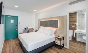 Giường trong phòng chung tại Sercotel Córdoba Delicias