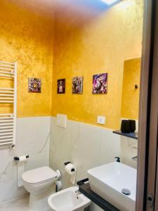 un bagno con un water bianco e un lavandino di Vacanze al Mare Ostia Roma a Lido di Ostia Altre 62 foto