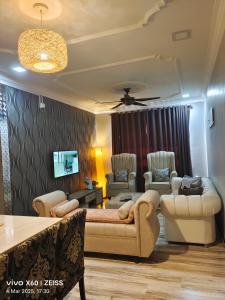 a living room with a couch and two chairs at Penginapan Puncak 28 in Kuala Terengganu