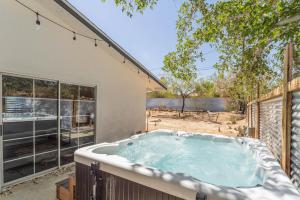 Fotografia z galérie ubytovania Hot Tub-Firepit-Star Gazing-5 min to Joshua Tree National Park! v destinácii Joshua Tree