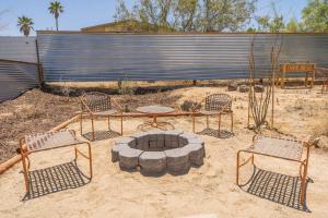 Fotografia z galérie ubytovania Hot Tub-Firepit-Star Gazing-5 min to Joshua Tree National Park! v destinácii Joshua Tree