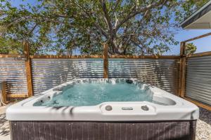 Fotografia z galérie ubytovania Hot Tub-Firepit-Star Gazing-5 min to Joshua Tree National Park! v destinácii Joshua Tree