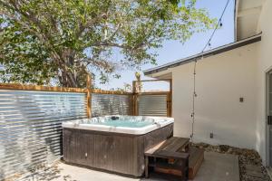 Fotografia z galérie ubytovania Hot Tub-Firepit-Star Gazing-5 min to Joshua Tree National Park! v destinácii Joshua Tree