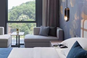 Letto o letti in una camera di 东莞凤岗众恒隆逸扉酒店