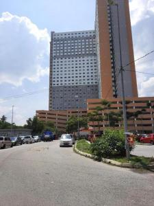 a parking lot in front of a large building at Penginapan Puncak 28 in Kuala Terengganu