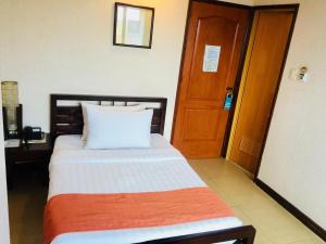 Roxas Midtown Hotel客房内的一张或多张床位