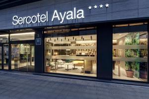 毕尔巴鄂Sercotel Ayala的建筑物前面的商店,上面有标志