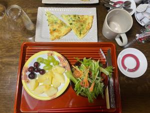 Makanan di atau berdekatan rumah tamu ini
