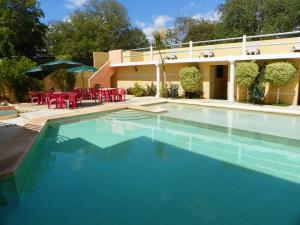 Bazén v ubytování Hotel El Marques nebo v jeho okolí