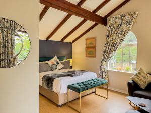 约翰内斯堡Amoris Guesthouse Randburg II - Darrenwood的带床和窗户的卧室