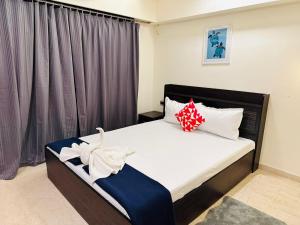Una cama o camas en una habitación de 1BR Service Apart in BKC