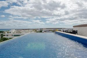 une grande piscine sur le toit d'un bâtiment dans l'établissement LOTUS by Playa District, à Playa del Carmen
