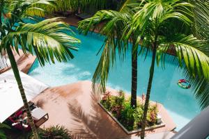 Бассейн в Solara Stays Phuket или поблизости