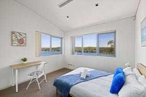 Lilli PilliLuxe Waterview Double Room in Caringbah South - Ideal for Relaxation - Shared Bathroom的带床、书桌和窗户的卧室 更多37张照片