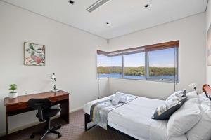 Luxe Waterview Double Room in Caringbah South - Ideal for Relaxation - Shared Bathroom客房内的一张或多张床位