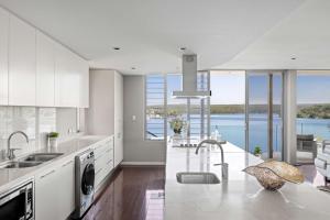 Lilli PilliLuxe Waterview Double Room in Caringbah South - Ideal for Relaxation - Shared Bathroom的享有水景的白色厨房