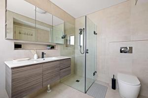 Luxe Waterview Double Room in Caringbah South - Ideal for Relaxation - Shared Bathroom的一间浴室