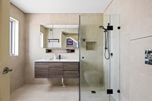 Luxe Waterview Double Room in Caringbah South - Ideal for Relaxation - Shared Bathroom的一间浴室