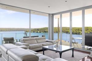Lilli PilliLuxe Waterview Double Room in Caringbah South - Ideal for Relaxation - Shared Bathroom的带沙发和桌子的客厅