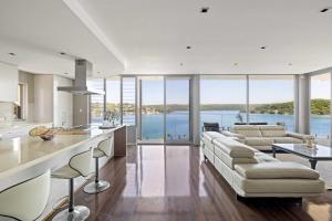 Luxe Waterview Double Room in Caringbah South - Ideal for Relaxation - Shared Bathroom的休息区
