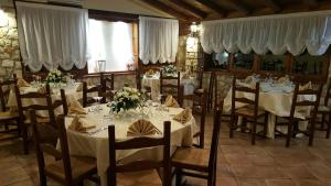 une salle à manger avec tables et chaises et nappes blanches dans l'établissement Agriturismo Sant' Isidoro, à Anagni
