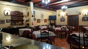 Ресторант или друго място за хранене в Hostal Restaurante El Lirio