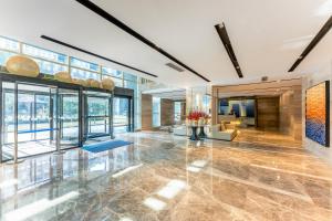 un vestíbulo con vistas a un edificio en Holiday Inn Express Hangzhou Huanglong, en Hangzhou